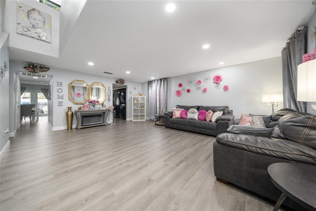 En Venta: $444,900 (4 camas, 3 baños, 3014 Pies cuadrados)