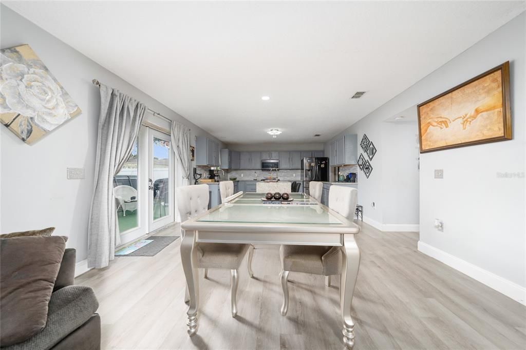 En Venta: $444,900 (4 camas, 3 baños, 3014 Pies cuadrados)