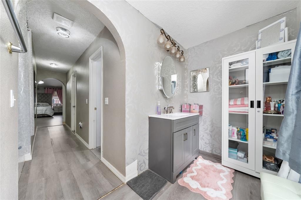 En Venta: $444,900 (4 camas, 3 baños, 3014 Pies cuadrados)