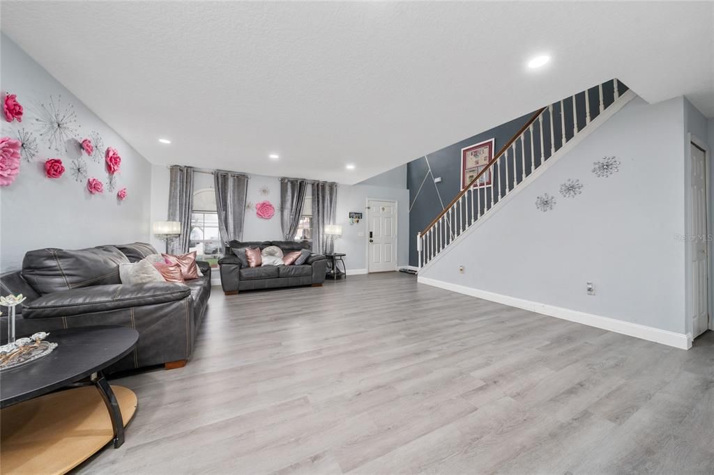 En Venta: $444,900 (4 camas, 3 baños, 3014 Pies cuadrados)