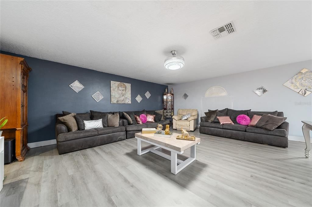 En Venta: $444,900 (4 camas, 3 baños, 3014 Pies cuadrados)