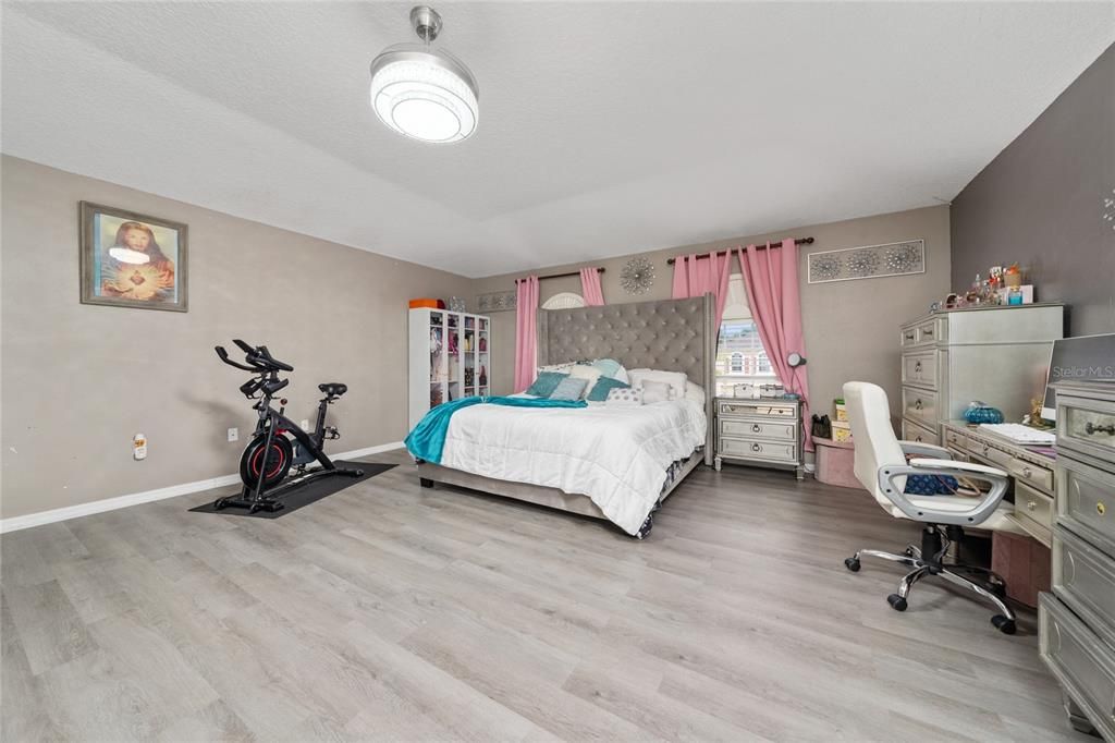 En Venta: $444,900 (4 camas, 3 baños, 3014 Pies cuadrados)