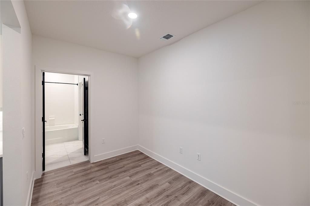 For Rent: $2,394 (1 beds, 1 baths, 1005 Square Feet)
