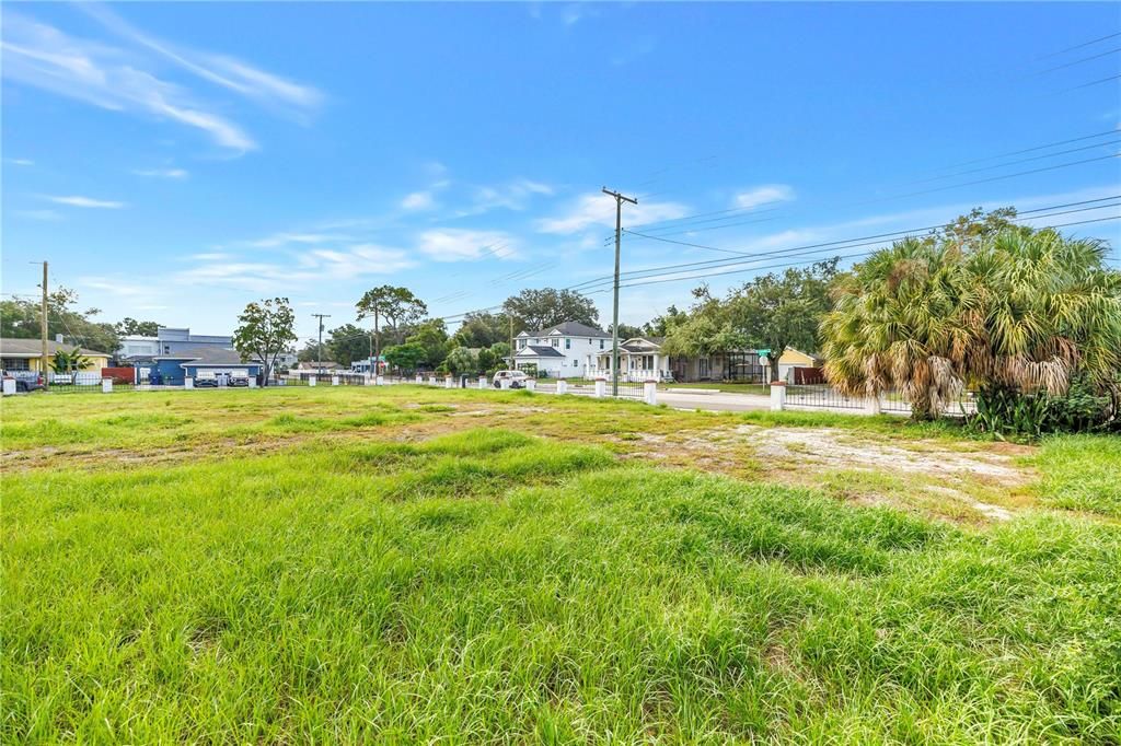 待售: $1,350,000 (0.45 acres)