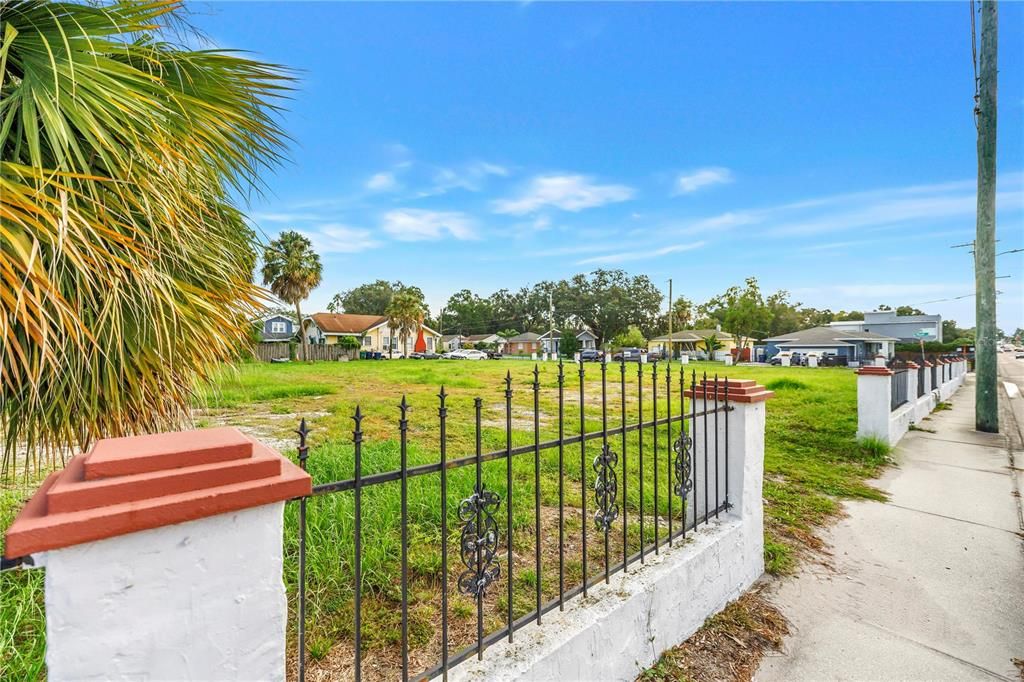 待售: $1,350,000 (0.45 acres)
