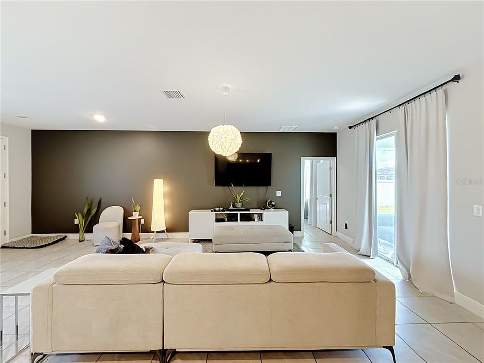 En Venta: $325,000 (4 camas, 2 baños, 1670 Pies cuadrados)