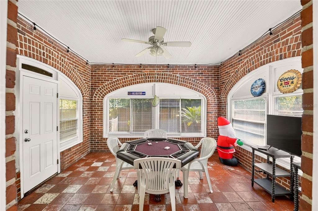 Activo con contrato: $599,000 (5 camas, 2 baños, 1933 Pies cuadrados)