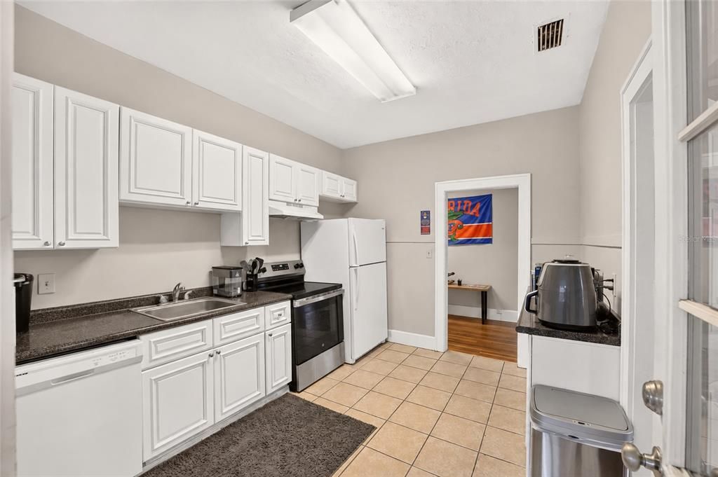 Activo con contrato: $599,000 (5 camas, 2 baños, 1933 Pies cuadrados)