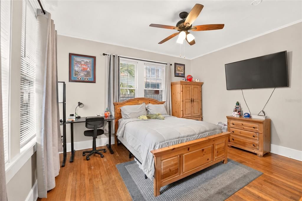 Activo con contrato: $599,000 (5 camas, 2 baños, 1933 Pies cuadrados)