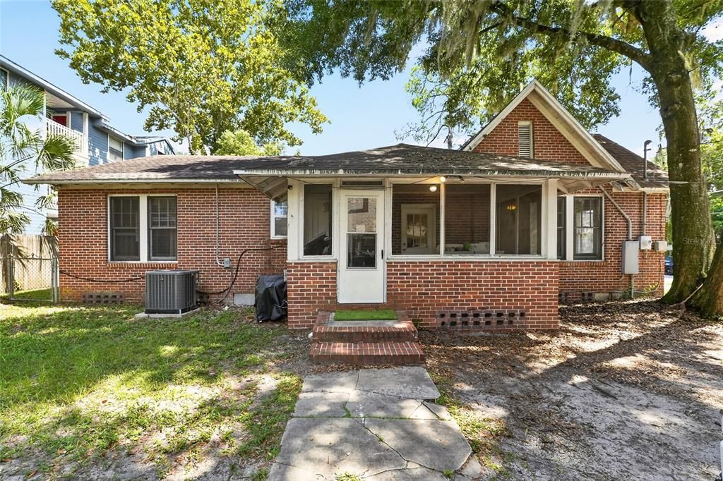 Activo con contrato: $599,000 (5 camas, 2 baños, 1933 Pies cuadrados)