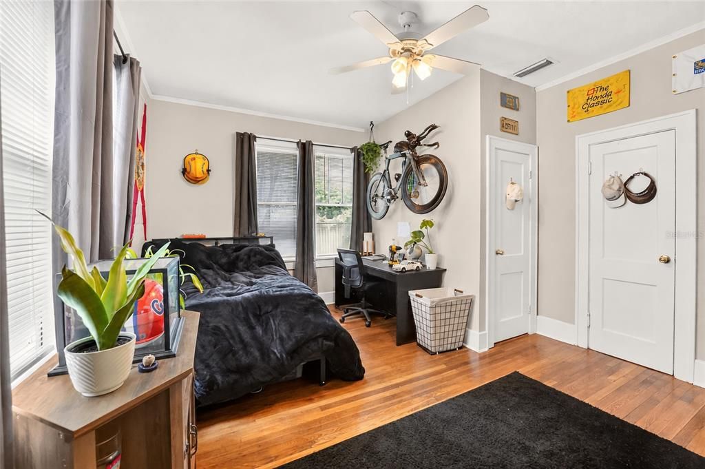 Activo con contrato: $599,000 (5 camas, 2 baños, 1933 Pies cuadrados)