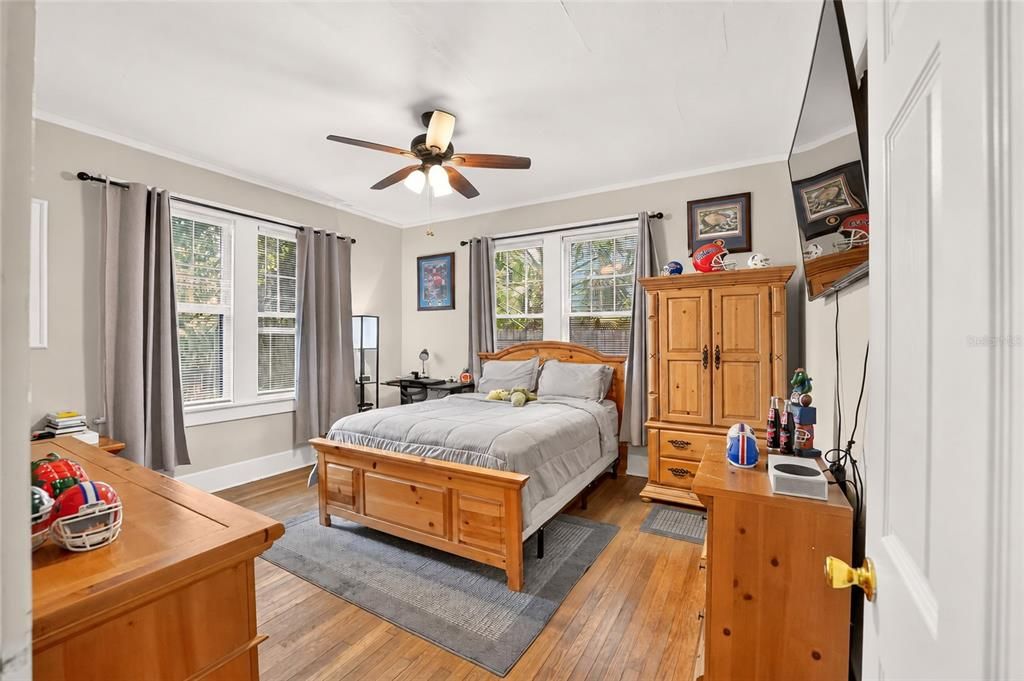 Activo con contrato: $599,000 (5 camas, 2 baños, 1933 Pies cuadrados)