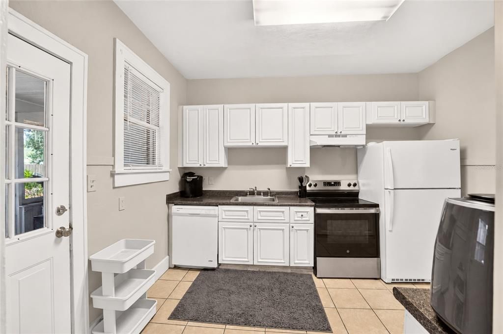 Activo con contrato: $599,000 (5 camas, 2 baños, 1933 Pies cuadrados)