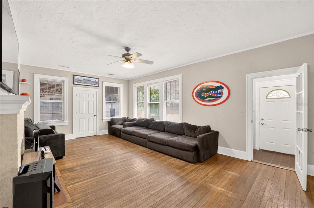 Activo con contrato: $599,000 (5 camas, 2 baños, 1933 Pies cuadrados)