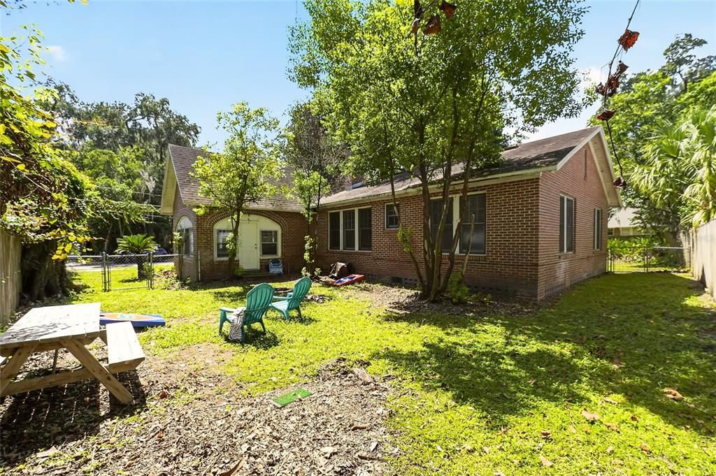 Activo con contrato: $599,000 (5 camas, 2 baños, 1933 Pies cuadrados)