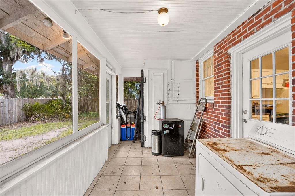 Activo con contrato: $599,000 (5 camas, 2 baños, 1933 Pies cuadrados)