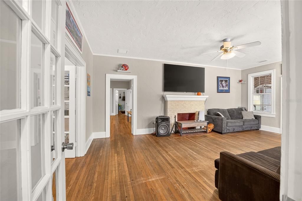 Activo con contrato: $599,000 (5 camas, 2 baños, 1933 Pies cuadrados)