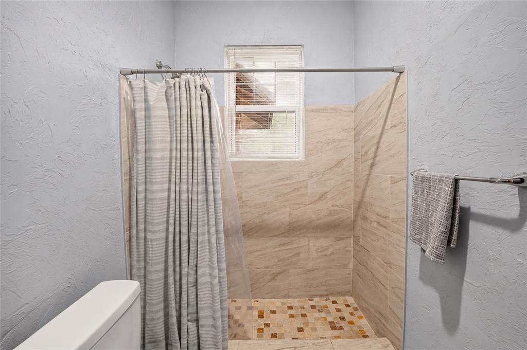 Activo con contrato: $599,000 (5 camas, 2 baños, 1933 Pies cuadrados)