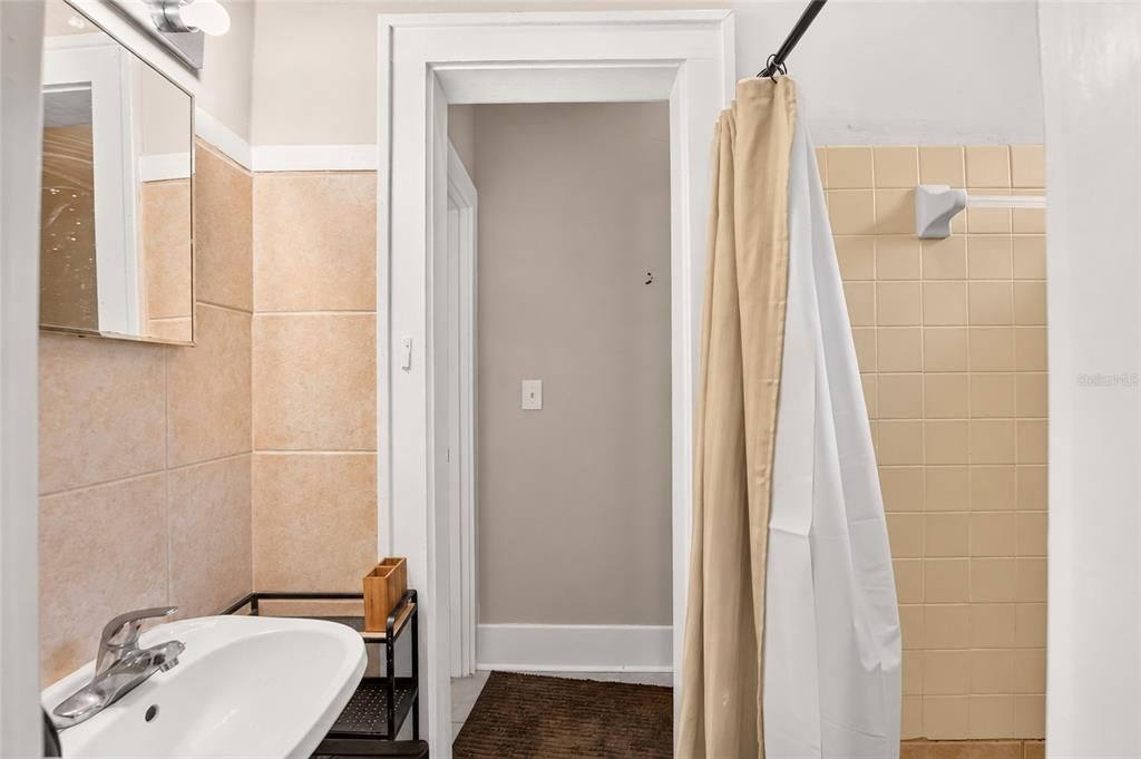 Activo con contrato: $599,000 (5 camas, 2 baños, 1933 Pies cuadrados)