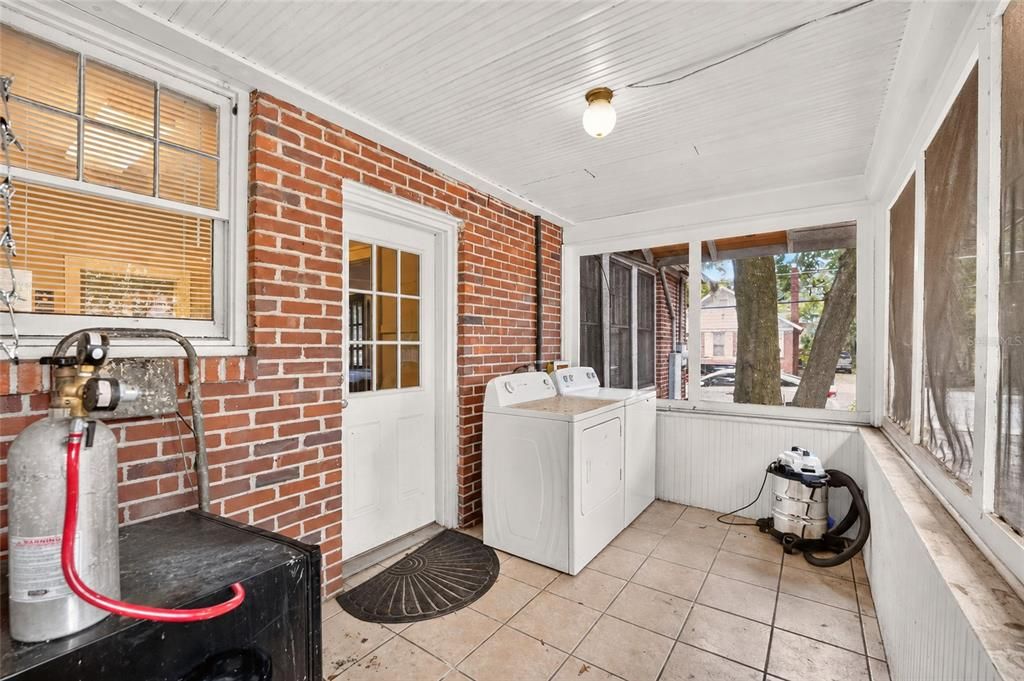 Activo con contrato: $599,000 (5 camas, 2 baños, 1933 Pies cuadrados)
