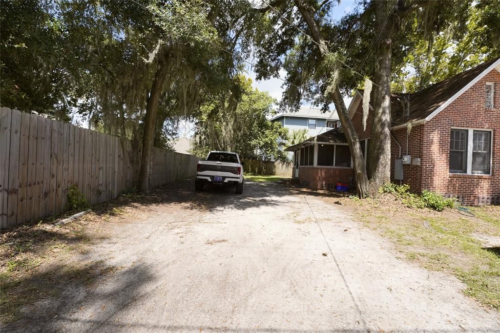 Activo con contrato: $599,000 (5 camas, 2 baños, 1933 Pies cuadrados)