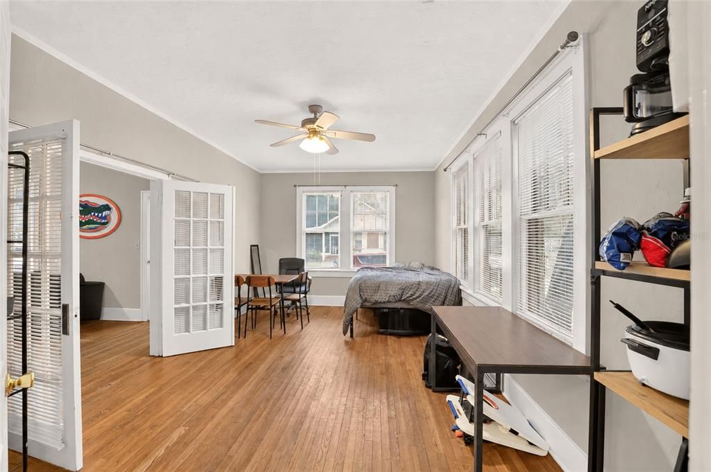 Activo con contrato: $599,000 (5 camas, 2 baños, 1933 Pies cuadrados)