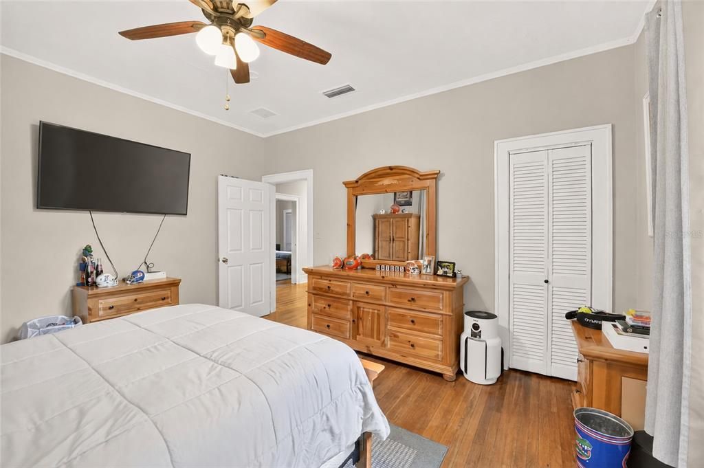 Activo con contrato: $599,000 (5 camas, 2 baños, 1933 Pies cuadrados)