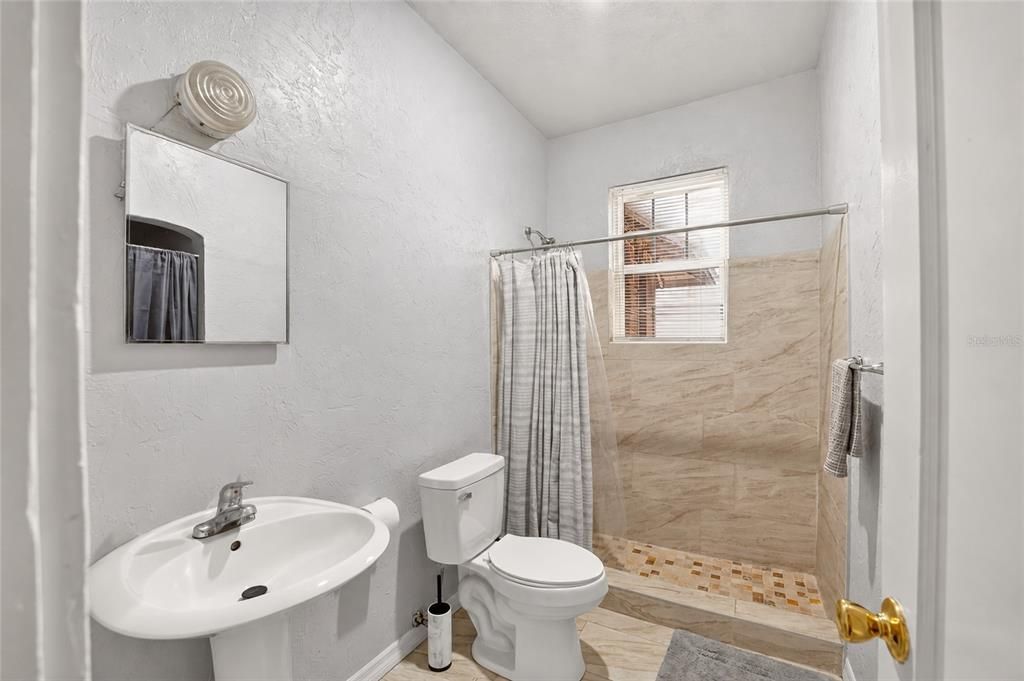 Activo con contrato: $599,000 (5 camas, 2 baños, 1933 Pies cuadrados)