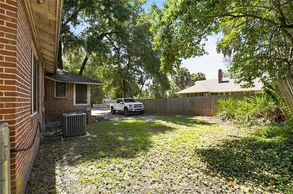 Activo con contrato: $599,000 (5 camas, 2 baños, 1933 Pies cuadrados)
