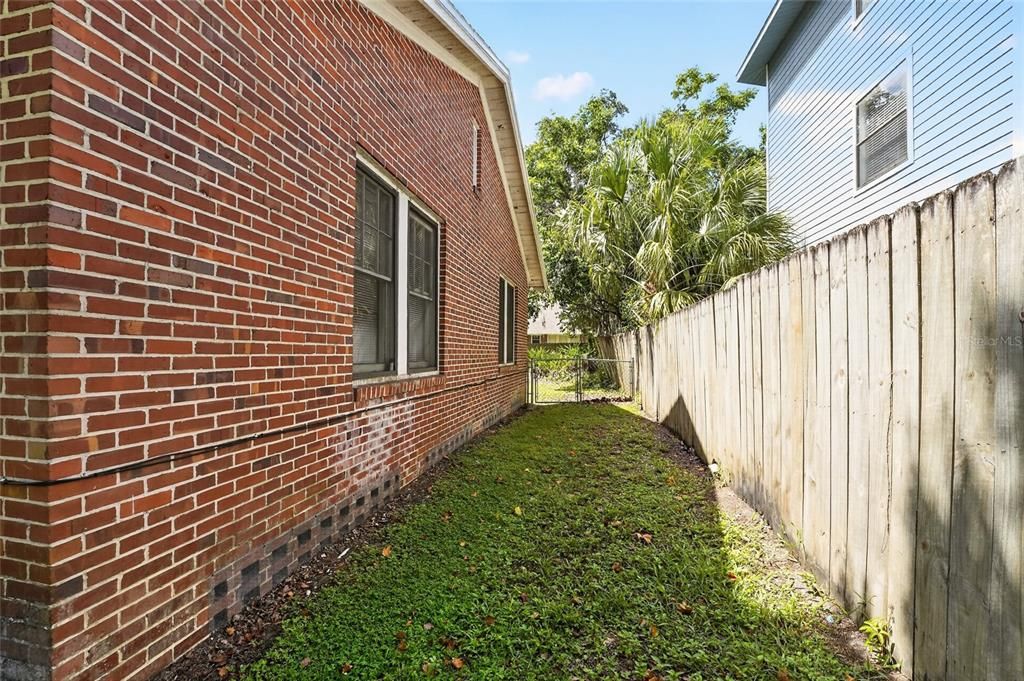 Activo con contrato: $599,000 (5 camas, 2 baños, 1933 Pies cuadrados)