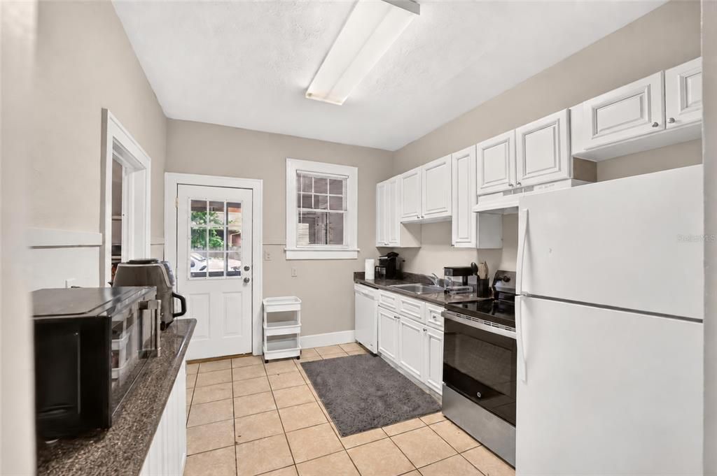 Activo con contrato: $599,000 (5 camas, 2 baños, 1933 Pies cuadrados)