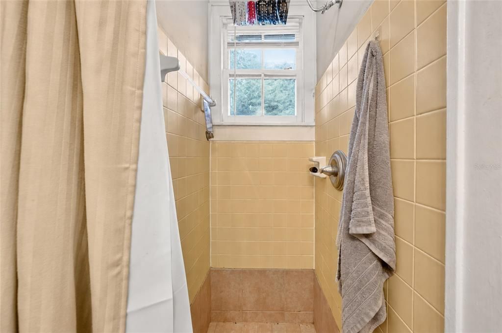 Activo con contrato: $599,000 (5 camas, 2 baños, 1933 Pies cuadrados)