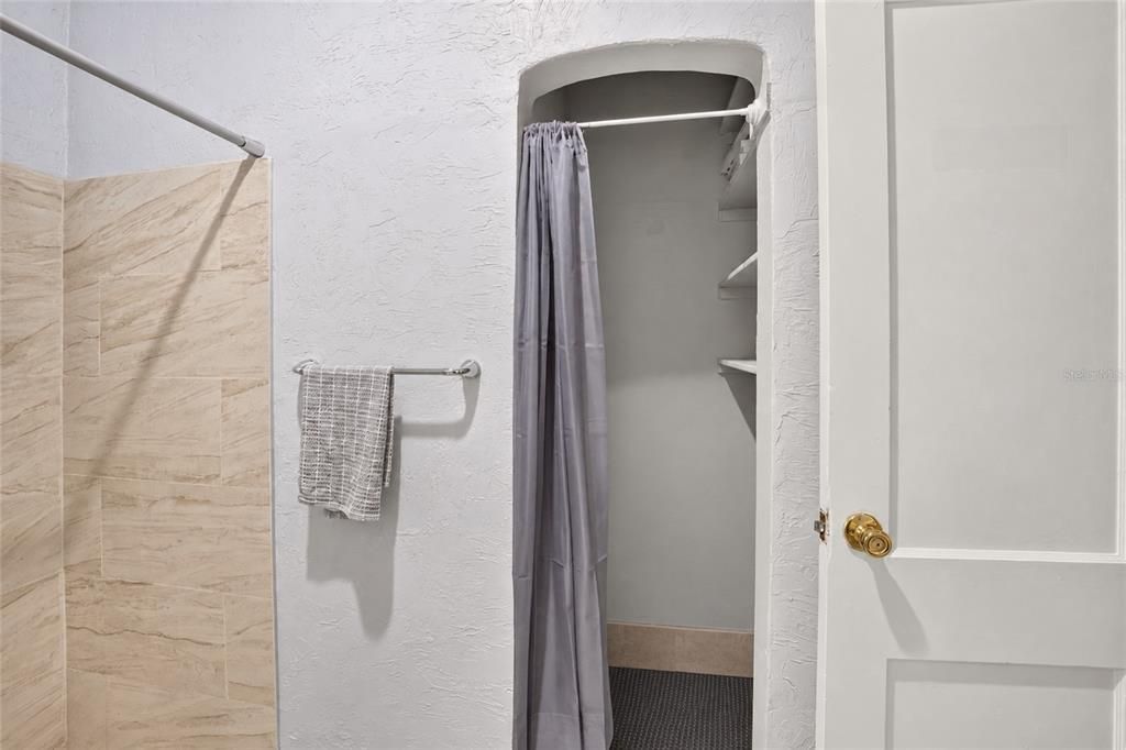 Activo con contrato: $599,000 (5 camas, 2 baños, 1933 Pies cuadrados)