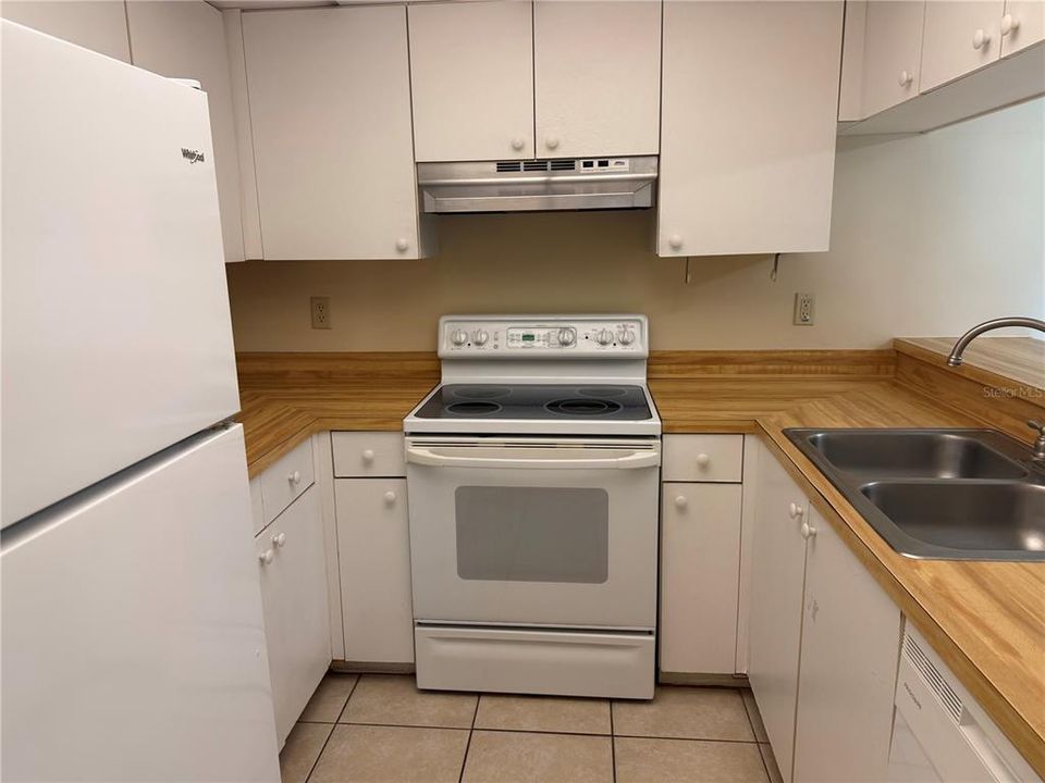 В аренду: $1,600 (2 спален, 2 ванн, 888 Квадратных фут)