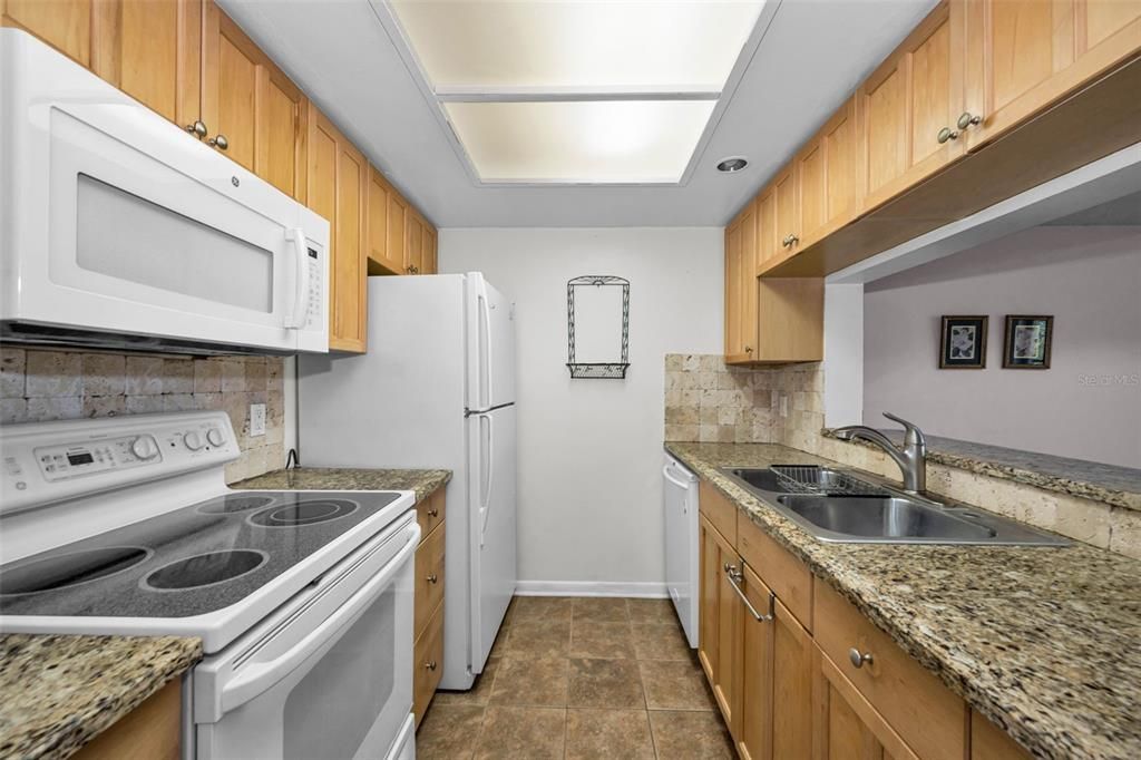 На продажу: $135,000 (2 спален, 2 ванн, 1306 Квадратных фут)