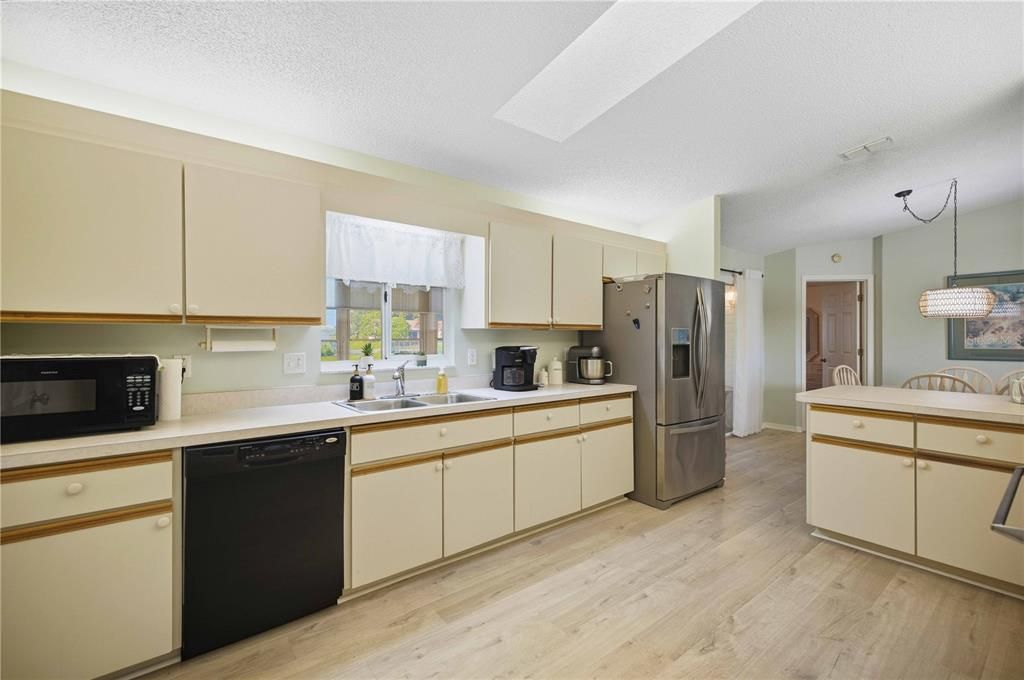 На продажу: $237,900 (2 спален, 2 ванн, 1356 Квадратных фут)