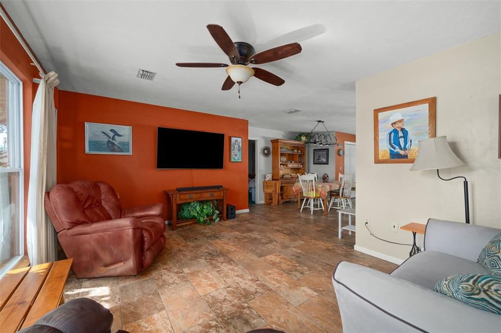 En Venta: $449,000 (3 camas, 2 baños, 2400 Pies cuadrados)
