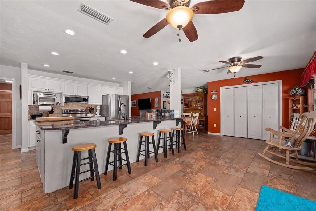En Venta: $449,000 (3 camas, 2 baños, 2400 Pies cuadrados)