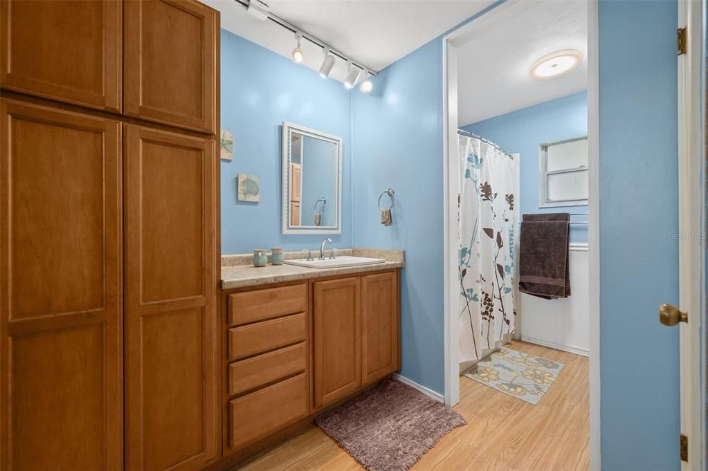 En Venta: $449,000 (3 camas, 2 baños, 2400 Pies cuadrados)