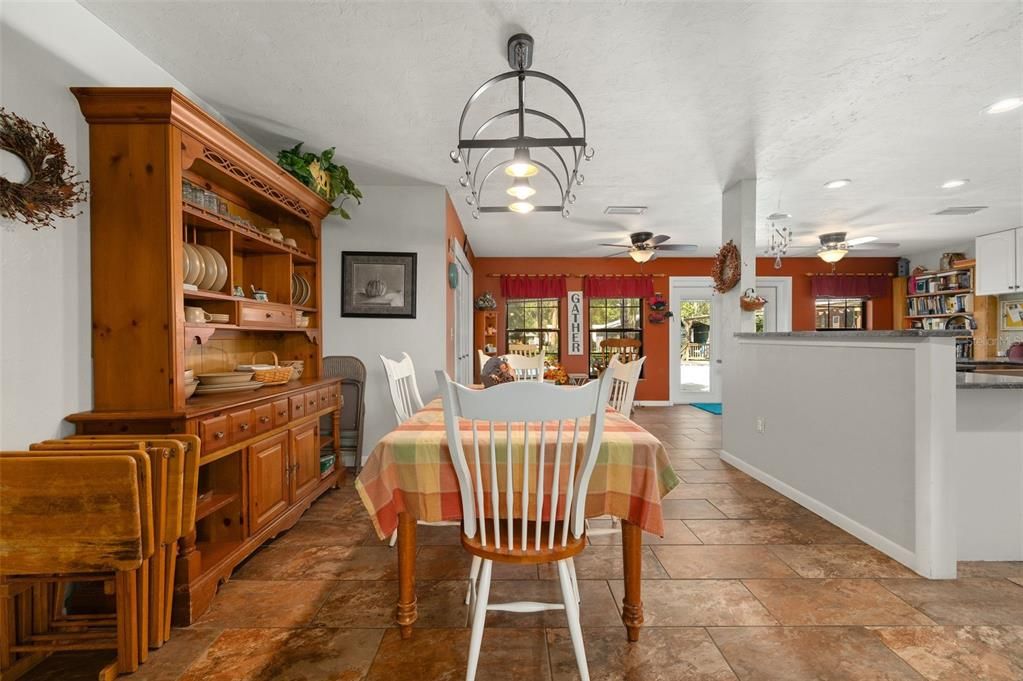 En Venta: $449,000 (3 camas, 2 baños, 2400 Pies cuadrados)