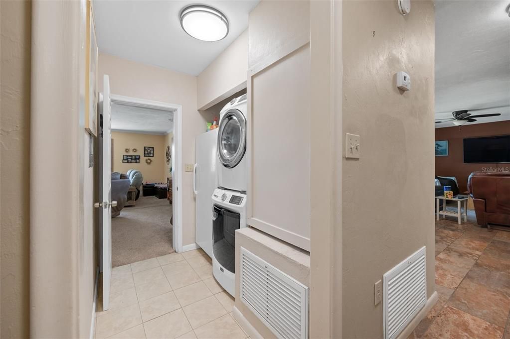 En Venta: $449,000 (3 camas, 2 baños, 2400 Pies cuadrados)
