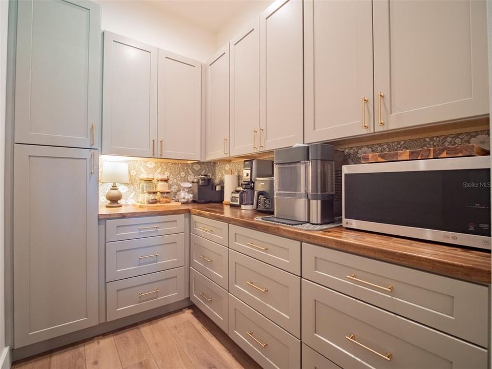 For Sale: $895,000 (4 beds, 2 baths, 2712 Square Feet)