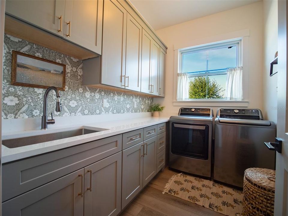 For Sale: $895,000 (4 beds, 2 baths, 2712 Square Feet)