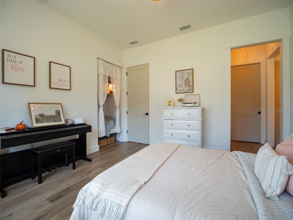For Sale: $895,000 (4 beds, 2 baths, 2712 Square Feet)