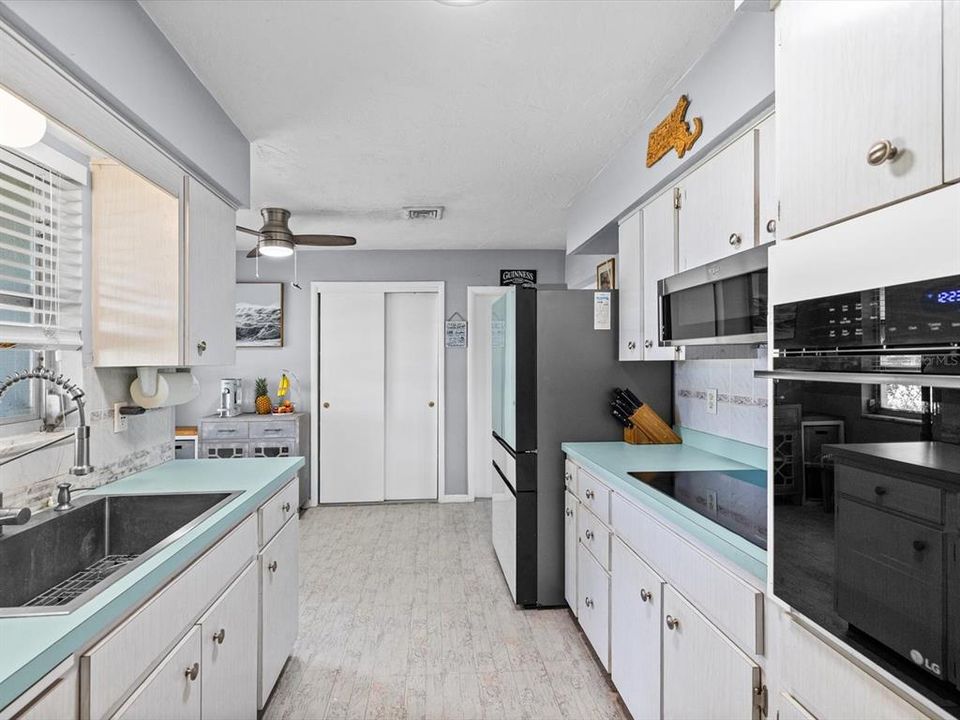 For Sale: $349,000 (2 beds, 2 baths, 1390 Square Feet)