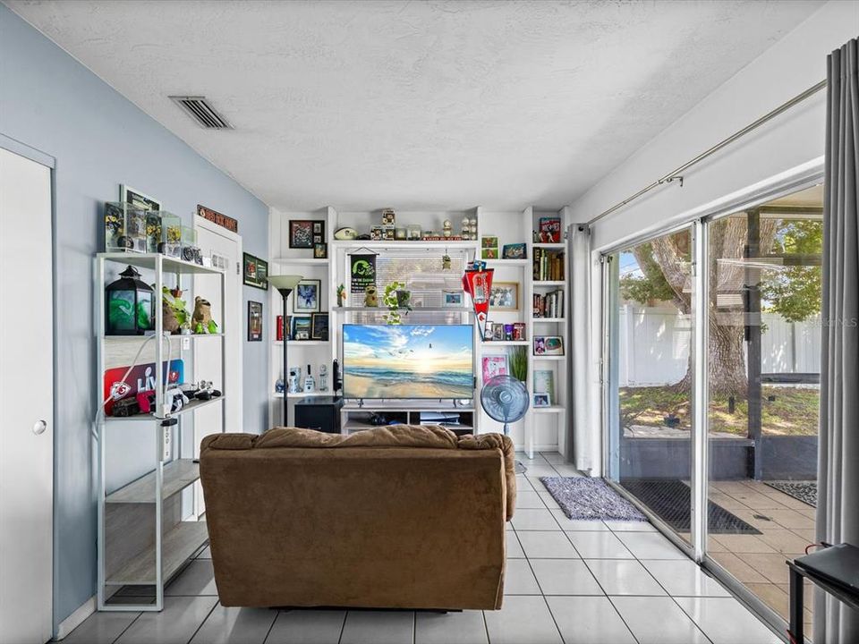 For Sale: $349,000 (2 beds, 2 baths, 1390 Square Feet)