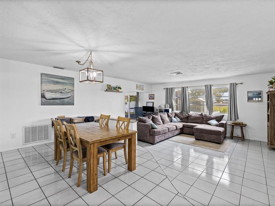 For Sale: $349,000 (2 beds, 2 baths, 1390 Square Feet)