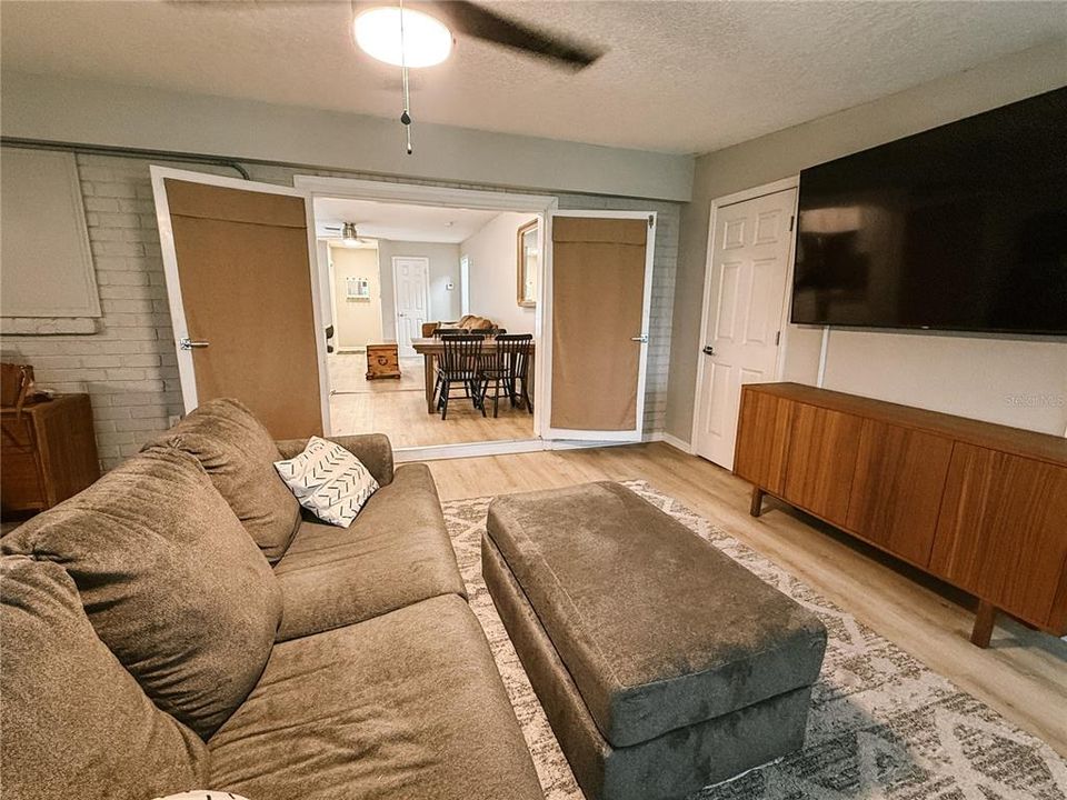 En Venta: $410,000 (4 camas, 2 baños, 1960 Pies cuadrados)
