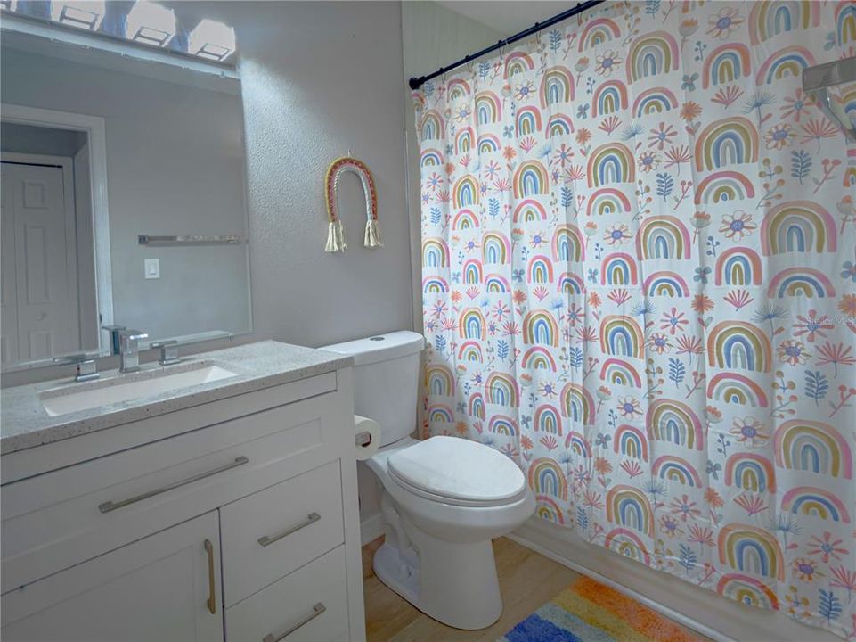 En Venta: $410,000 (4 camas, 2 baños, 1960 Pies cuadrados)