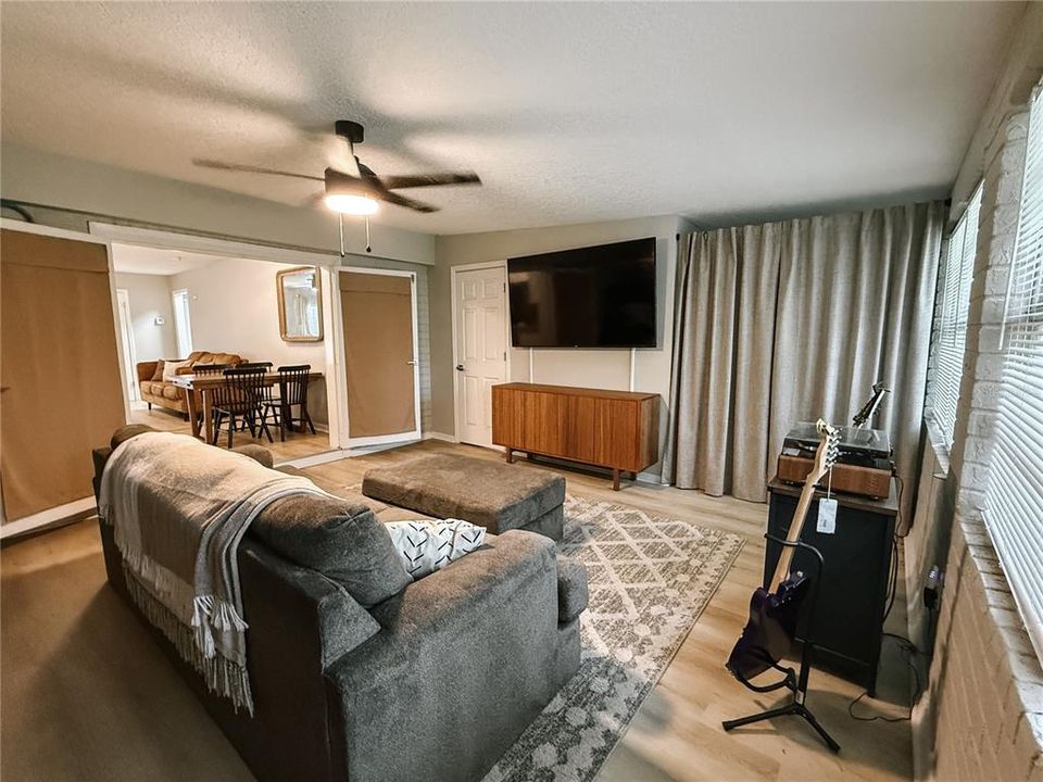 En Venta: $410,000 (4 camas, 2 baños, 1960 Pies cuadrados)